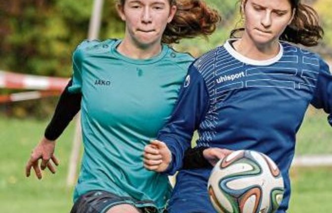 Fußballballett mal anders auf dem Heiligenberg zwischen Verena Lillich (links) von der SGM Sternenfels/Häfnerhaslach und Isabell Erwe vom KSV Hoheneck Foto: Leitner