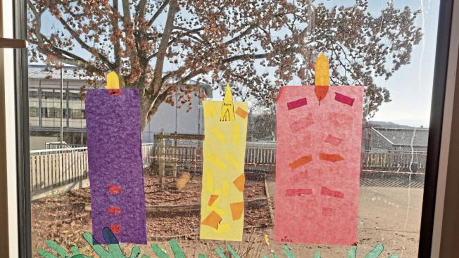 Die Lichter einer ersten Klasse der Schlossbergschule leuchten hell in diesen besonderen Tagen und sagen uns den Advent an. Foto: Pfisterer Die Lichter einer ersten Klasse der Schlossbergschule leuchten hell in diesen besonderen Tagen und sagen uns den Advent an. Foto: Pfisterer