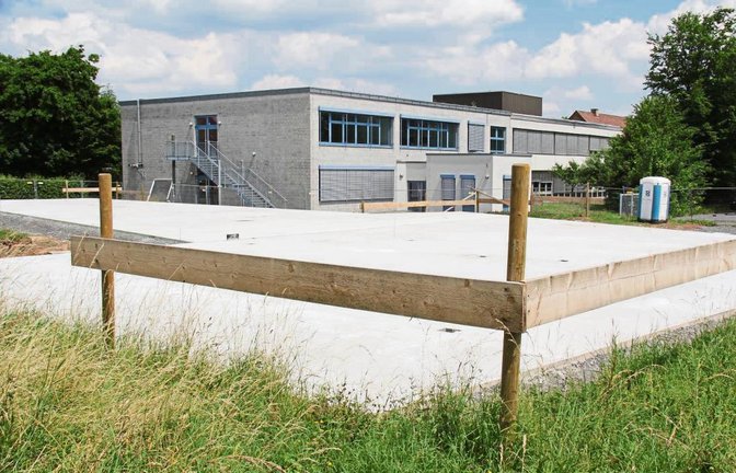 Die Bodenplatte des Kindergartens Schatzkiste in Illingen ist fertig. Gemeinderat Winfried Scheuermann kritisiert die Kostenschätzungen der Architekten bezüglich des Kita-Neubaus und des Umbaus der Schule.  Foto: Elsässer