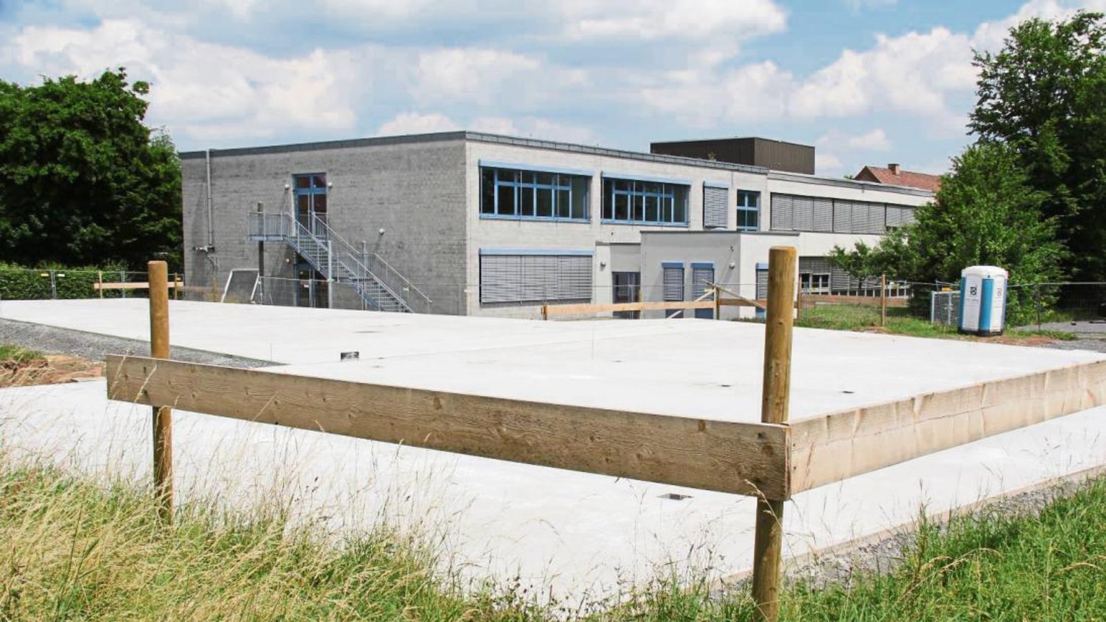 Die Bodenplatte des Kindergartens Schatzkiste in Illingen ist fertig. Gemeinderat Winfried Scheuermann kritisiert die Kostenschätzungen der Architekten bezüglich des Kita-Neubaus und des Umbaus der Schule.  Foto: Elsässer