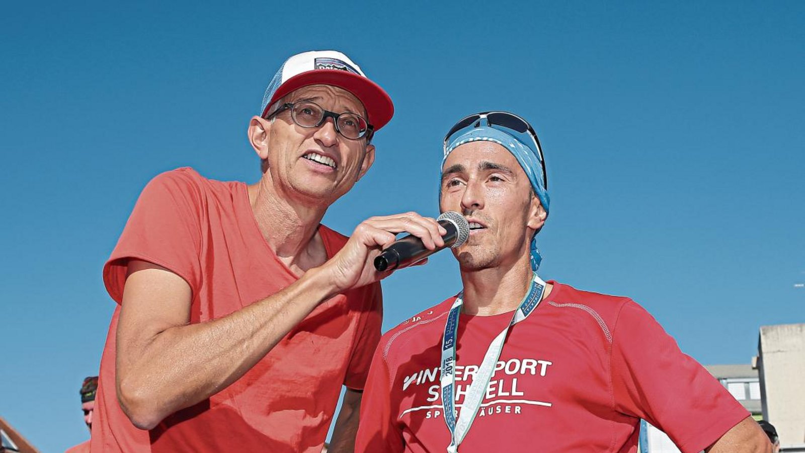 Achim Seiter (links) ist oft am Mikrofon zu finden – wie beispielsweise beim Bottwartal-Marathon, bei dem er Kay-Uwe Müller interviewt. Foto: Leitner