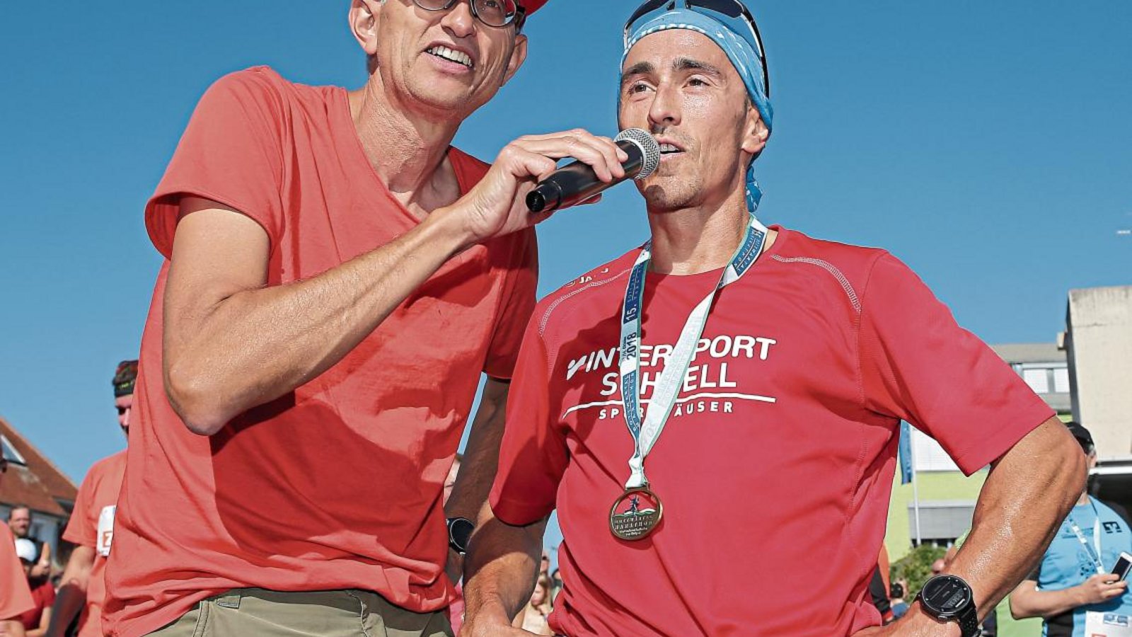 Achim Seiter (links) ist oft am Mikrofon zu finden – wie beispielsweise beim Bottwartal-Marathon, bei dem er Kay-Uwe Müller interviewt. Foto: Leitner