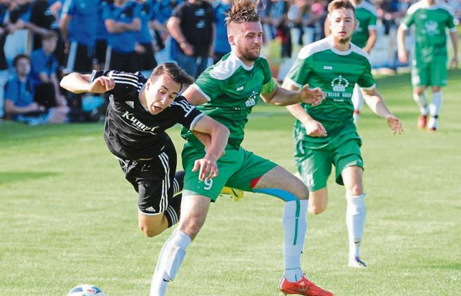 Hier lässt Rony Kastner Riexingens Mittelstürmer Joni Rodrigues Marques (links) über die Klinge springen, der für viel Wirbel in der Sternenfelser Hintermannschaft sorgte. Foto: Nachreiner