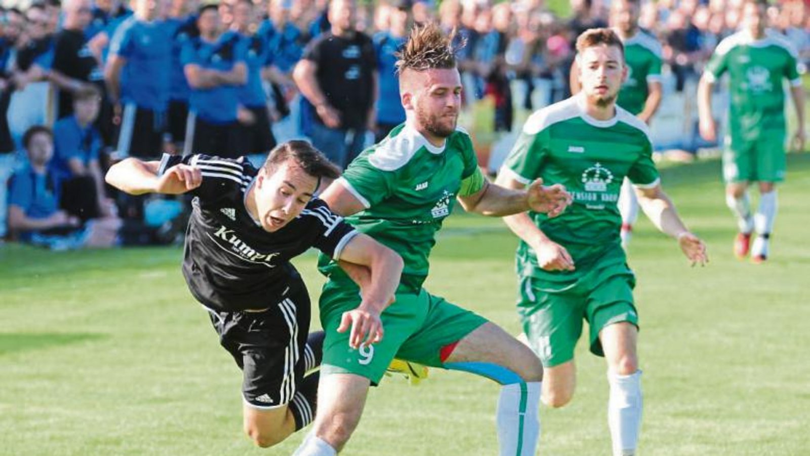Hier lässt Rony Kastner Riexingens Mittelstürmer Joni Rodrigues Marques (links) über die Klinge springen, der für viel Wirbel in der Sternenfelser Hintermannschaft sorgte. Foto: Nachreiner