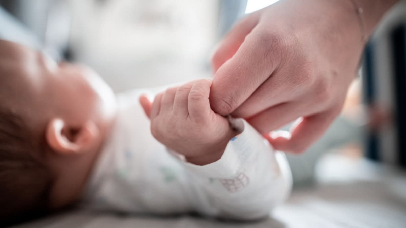 Ein Baby klammert sich an den Finger seiner Mutter: Viele Frauen möchten erst in deutlich höherem Alter als früher Kinder bekommen. Oft klappt es dann wegen altersbedingter Unfruchtbarkeit nicht mit einer Schwangerschaft.Fabian Strauch/dpa Ein Baby klammert sich an den Finger seiner Mutter: Viele Frauen möchten erst in deutlich höherem Alter als früher Kinder bekommen. Oft klappt es dann wegen altersbedingter Unfruchtbarkeit nicht mit einer Schwangerschaft.Fabian Strauch/dpa