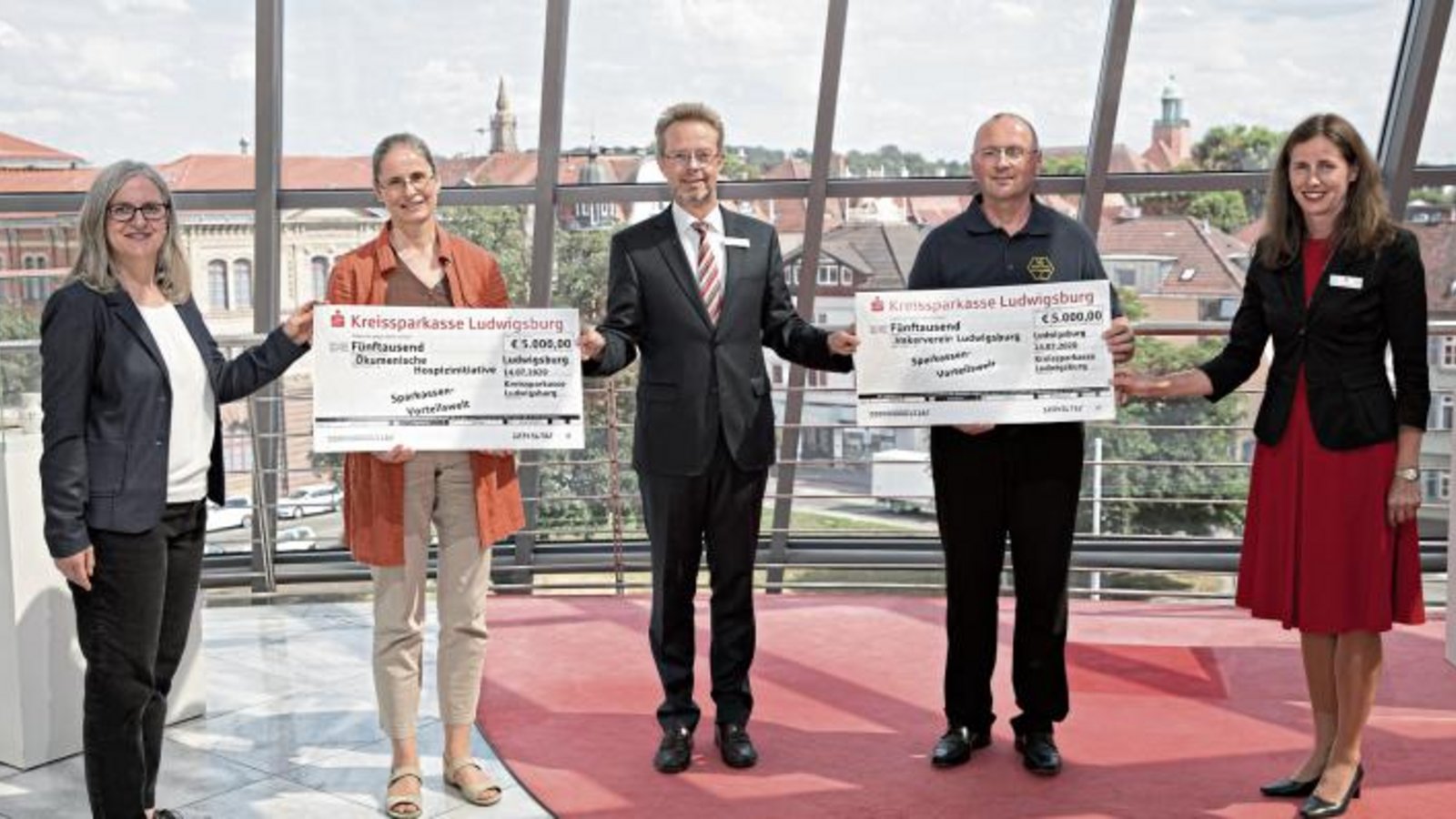 Scheckübergabe: von links Susanne Digel, Sabine Horn, Heinz-Werner Schulte, Vorstandsvorsitzender der Kreissparkasse, Kai Uwe Trefz und Isabel Kurz, Pressesprecherin der Bank. Foto: p Scheckübergabe: von links Susanne Digel, Sabine Horn, Heinz-Werner Schulte, Vorstandsvorsitzender der Kreissparkasse, Kai Uwe Trefz und Isabel Kurz, Pressesprecherin der Bank. Foto: p