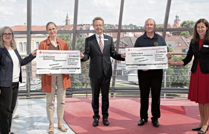 Scheckübergabe: von links Susanne Digel, Sabine Horn, Heinz-Werner Schulte, Vorstandsvorsitzender der Kreissparkasse, Kai Uwe Trefz und Isabel Kurz, Pressesprecherin der Bank. Foto: p