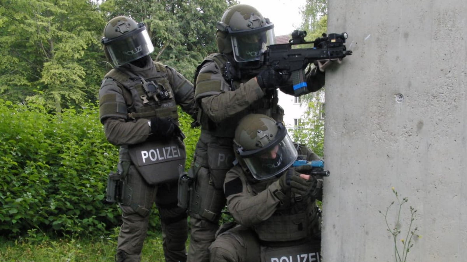 Wenn das SEK gerufen wird, ist Gefahr in Verzug. „Die Kurve der extremen Einsatzlagen zeigt nach oben“, sagt der Kommandoführer. Die Einsätze sind riskant und fordernd, können wenige Minuten bis viele Stunden dauern.Polizeipräsidium Einsatz Wenn das SEK gerufen wird, ist Gefahr in Verzug. „Die Kurve der extremen Einsatzlagen zeigt nach oben“, sagt der Kommandoführer. Die Einsätze sind riskant und fordernd, können wenige Minuten bis viele Stunden dauern.Polizeipräsidium Einsatz