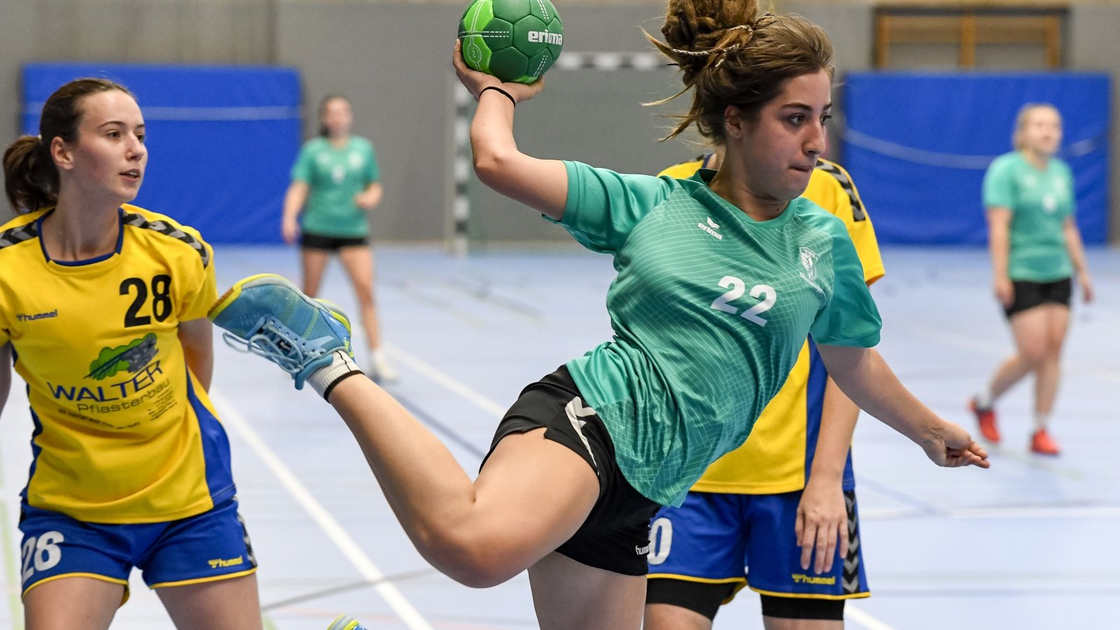 Mit Hanna Wild (am Ball) hat der TSV Oberriexingen die Gäste mit 24:22 geschlagen. Foto: Leitner Mit Hanna Wild (am Ball) hat der TSV Oberriexingen die Gäste mit 24:22 geschlagen. Foto: Leitner