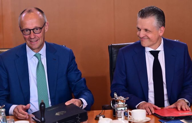 Friedrich Merz (CDU, l), Bundeskanzler und Thorsten Frei (CDU), Chef des Bundeskanzleramts und Bundesminister für besondere Aufgaben (Archivbild).<span class='image-autor'>Sebastian Gollnow/dpa</span>