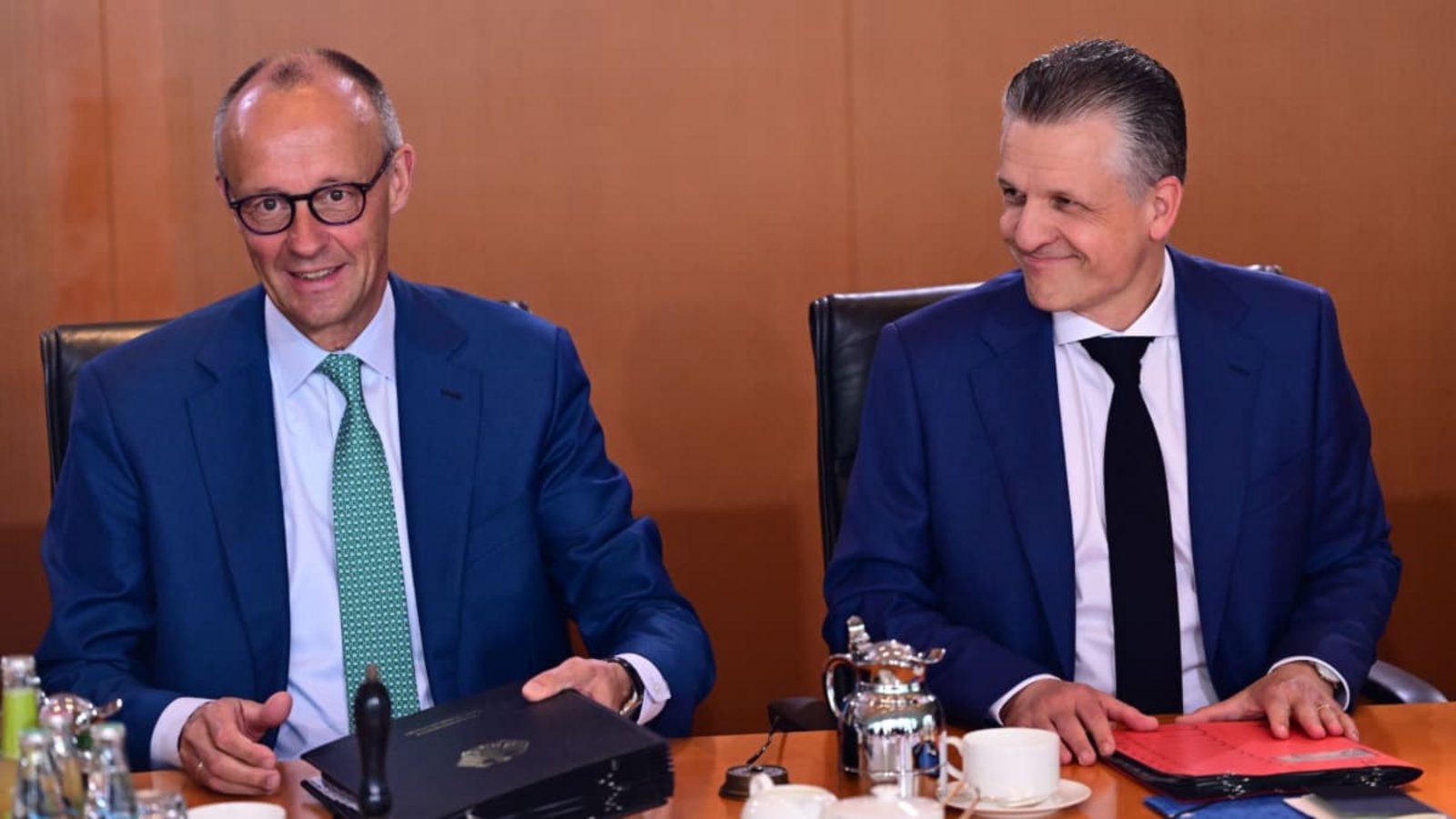 Friedrich Merz (CDU, l), Bundeskanzler und Thorsten Frei (CDU), Chef des Bundeskanzleramts und Bundesminister für besondere Aufgaben (Archivbild).Sebastian Gollnow/dpa Friedrich Merz (CDU, l), Bundeskanzler und Thorsten Frei (CDU), Chef des Bundeskanzleramts und Bundesminister für besondere Aufgaben (Archivbild).Sebastian Gollnow/dpa