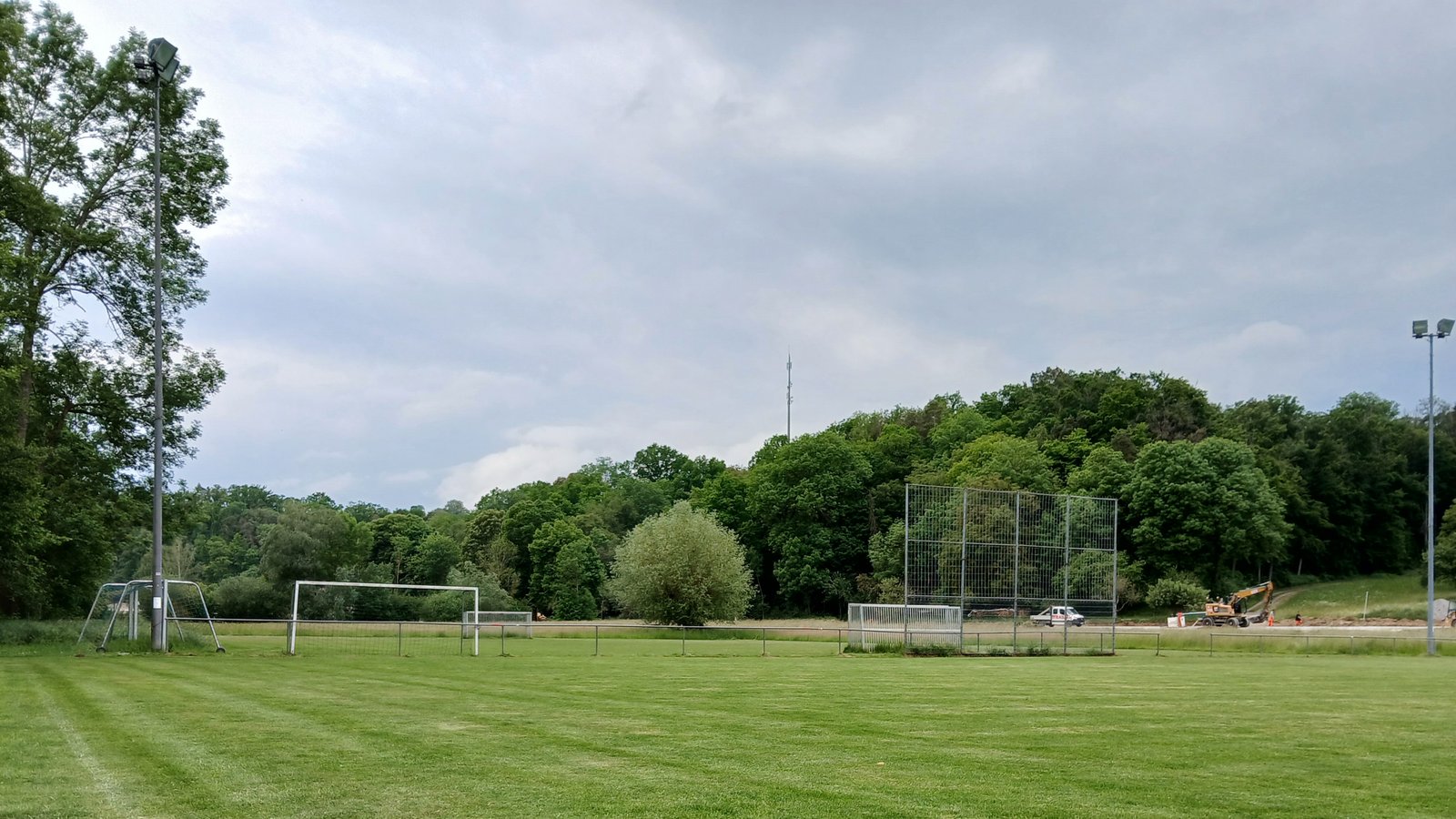 Hinter dem Fußballplatz in Riet würde der Damm des Hochwasserrückhaltebeckens verlaufen. Der direkt dahinterliegende Bolzplatz läge mitten im Becken und müsste eventuell etwas verschoben werden.  Foto: Müller
