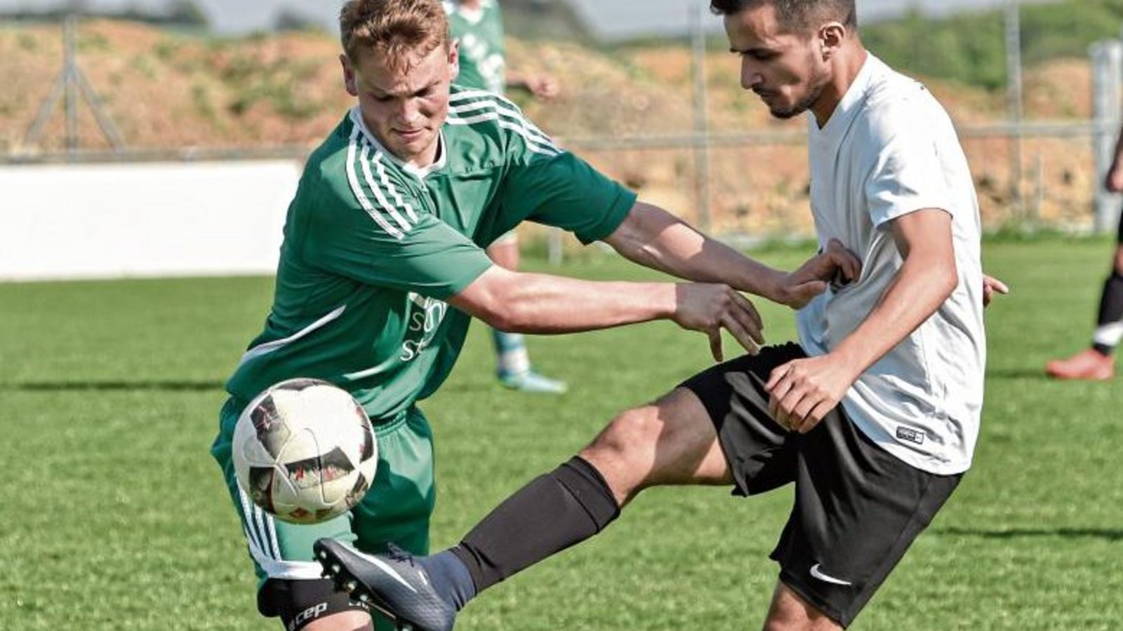 Das Spiel zwischen Iptingen und Enzweihingen war hart umkämpft. Am Ende setzte sich Tomas Karabas (rechts) mit Enzweihingen gegen Steffen Weeber und den SVI durch. Foto: Leitner Das Spiel zwischen Iptingen und Enzweihingen war hart umkämpft. Am Ende setzte sich Tomas Karabas (rechts) mit Enzweihingen gegen Steffen Weeber und den SVI durch. Foto: Leitner
