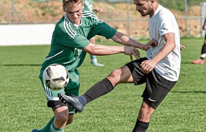 Das Spiel zwischen Iptingen und Enzweihingen war hart umkämpft. Am Ende setzte sich Tomas Karabas (rechts) mit Enzweihingen gegen Steffen Weeber und den SVI durch. Foto: Leitner
