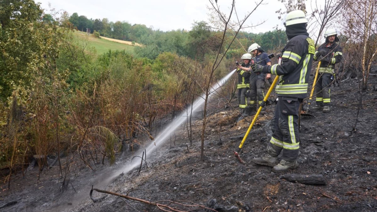 Feuerwehrleute sind nach einem Waldbrand im Westerwald mit Nachlöscharbeiten beschäftigt. Nach dem Waldbrand beim Ortsteil Gebhardshain läuft der Einsatz weiter. Bei dem Brand kamen die Flammen bis auf 20 Meter an Häuser heran.Thomas Frey/dpa Feuerwehrleute sind nach einem Waldbrand im Westerwald mit Nachlöscharbeiten beschäftigt. Nach dem Waldbrand beim Ortsteil Gebhardshain läuft der Einsatz weiter. Bei dem Brand kamen die Flammen bis auf 20 Meter an Häuser heran.Thomas Frey/dpa