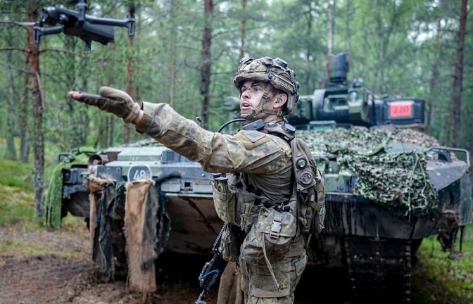 Deutscher Soldat mit Aufklärungsdrohne bei einer Übung in Litauen.<span class='image-autor'>Kay Nietfeld/dpa</span>