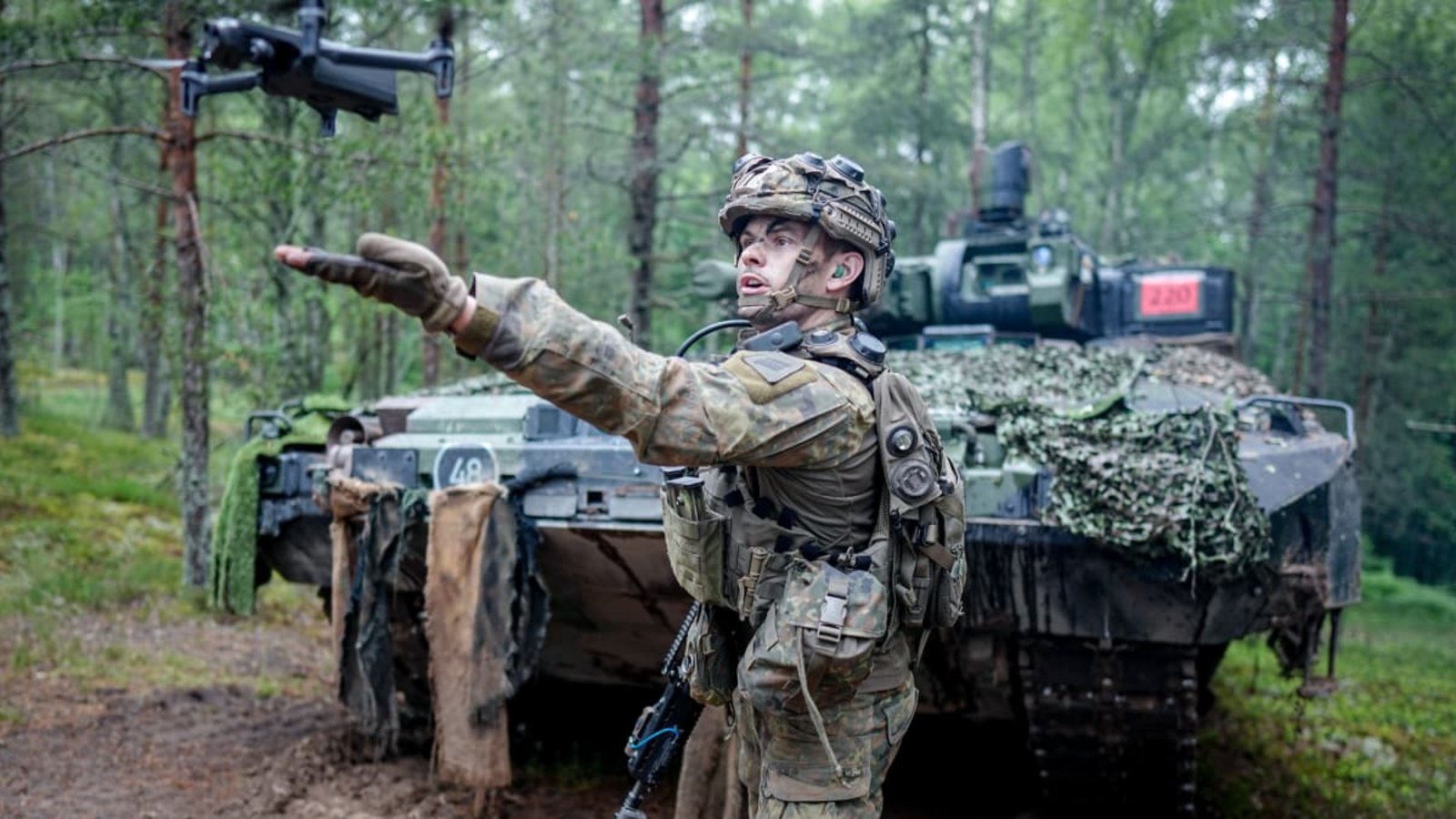 Deutscher Soldat mit Aufklärungsdrohne bei einer Übung in Litauen.Kay Nietfeld/dpa Deutscher Soldat mit Aufklärungsdrohne bei einer Übung in Litauen.Kay Nietfeld/dpa