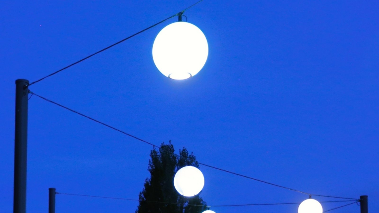 Auch abends ein Blickfang dank Leuchtkugeln. Auch abends ein Blickfang dank Leuchtkugeln.