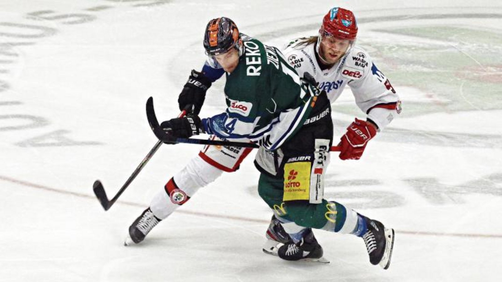 Benjamin Zientek (vorne) – hier gegen Landshuts Robin Weihager – schoss die Bietigheim Steelers in der Verlängerung zum Sieg in Niederbayern. Foto: Archiv/Baumann Benjamin Zientek (vorne) – hier gegen Landshuts Robin Weihager – schoss die Bietigheim Steelers in der Verlängerung zum Sieg in Niederbayern. Foto: Archiv/Baumann