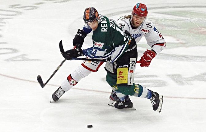 Benjamin Zientek (vorne) – hier gegen Landshuts Robin Weihager – schoss die Bietigheim Steelers in der Verlängerung zum Sieg in Niederbayern. Foto: Archiv/Baumann