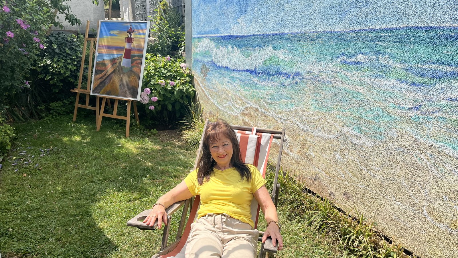 Zu Hause wie im Urlaub fühlen: Marie-Luise Ippich vor einem ihrer Kunstwerke. Foto: Glemser