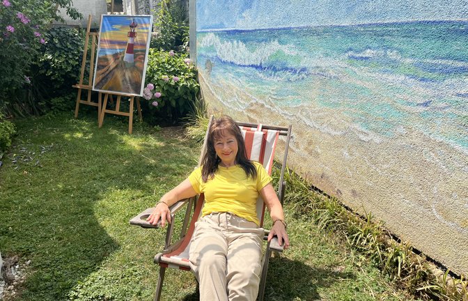 Zu Hause wie im Urlaub fühlen: Marie-Luise Ippich vor einem ihrer Kunstwerke. <span class='image-autor'>Foto: Glemser</span>