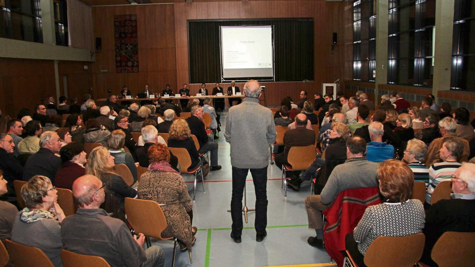 Zahlreiche Bürger nutzten am Donnerstagabend die Gelegenheit, am Saalmikrofon Fragen an die Verantwortlichen für die Flüchtlingsunterbringung zu stellen. Foto: Banholzer Zahlreiche Bürger nutzten am Donnerstagabend die Gelegenheit, am Saalmikrofon Fragen an die Verantwortlichen für die Flüchtlingsunterbringung zu stellen. Foto: Banholzer
