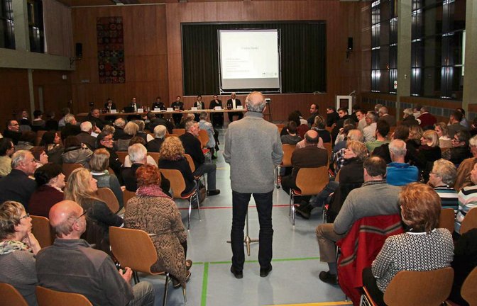 Zahlreiche Bürger nutzten am Donnerstagabend die Gelegenheit, am Saalmikrofon Fragen an die Verantwortlichen für die Flüchtlingsunterbringung zu stellen.  Foto: Banholzer