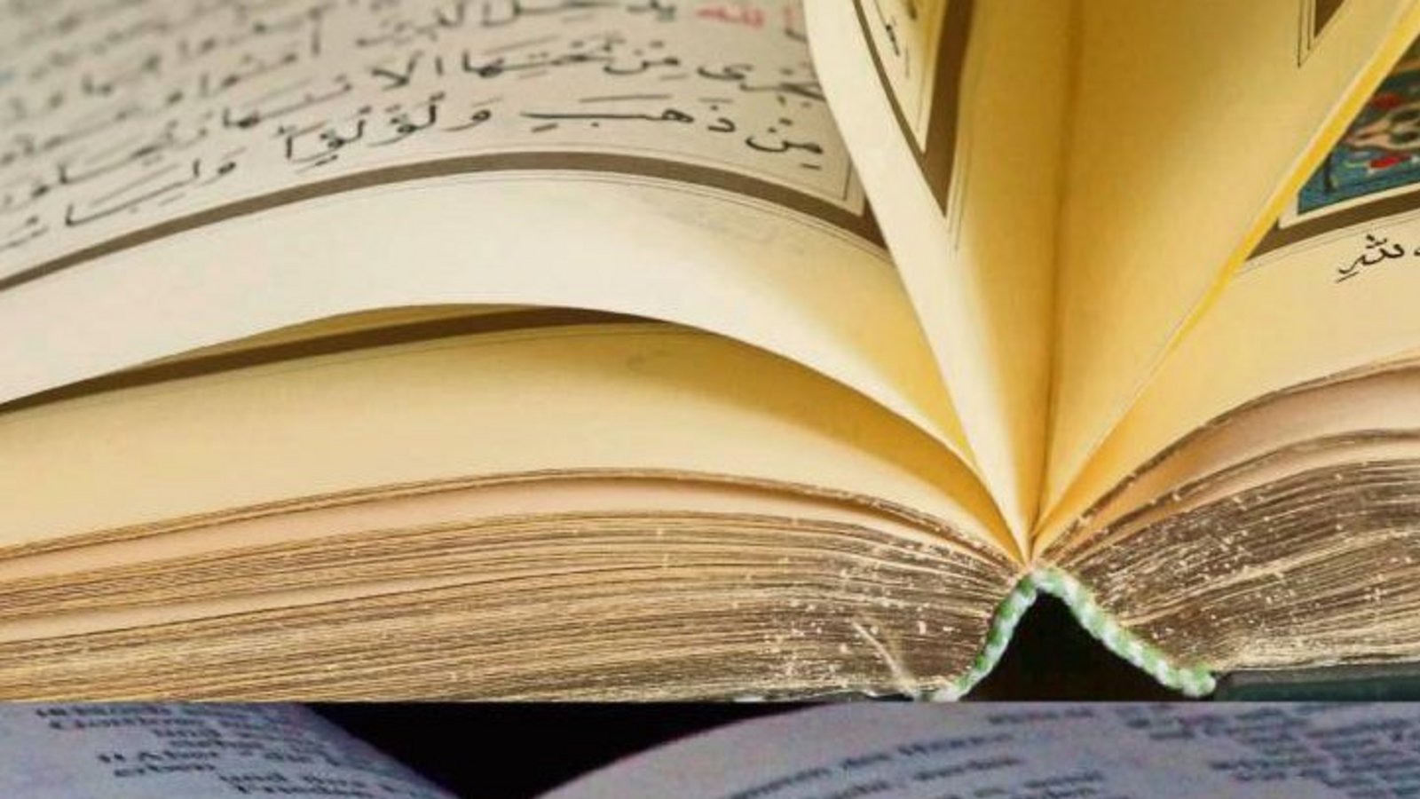 Oben der Koran, unten die Bibel. Aus beiden Büchern wird bei der gemeinsamen Veranstaltung im Zeichen des Friedens gelesen werden.  Fotos: Salih Ucar / pixelio.de und Jens Märker / pixelio.de