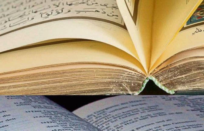 Oben der Koran, unten die Bibel. Aus beiden Büchern wird bei der gemeinsamen Veranstaltung im Zeichen des Friedens gelesen werden.  Fotos: Salih Ucar / pixelio.de und Jens Märker / pixelio.de