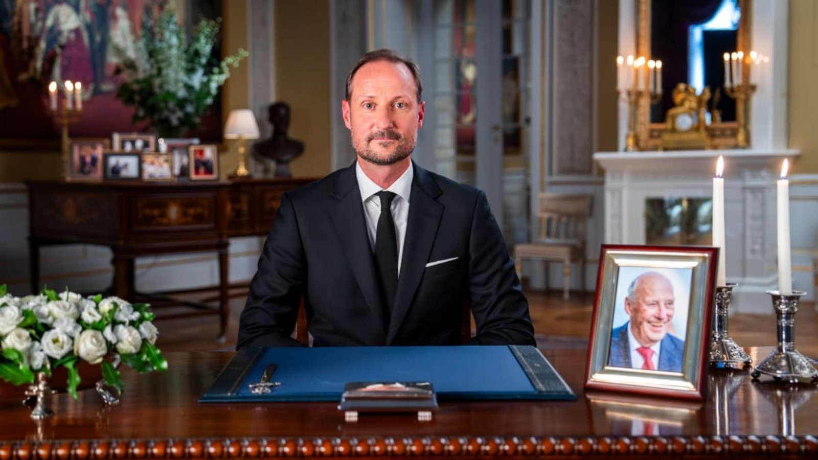 Norwegens neuer König, König Haakon VIII., wird im Palast seine erste Rede als Monarch halten. Der neue König wird eine Gedenkrede für seinen Vater, König Harald, halten.Heiko Junge/NTB/dpa
