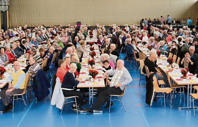 Knapp 300 Senioren sind der Einladung der Gemeinde zur besonderen Adventsfeier in die Sport- und Kulturhalle gefolgt. Fotos: Rücker