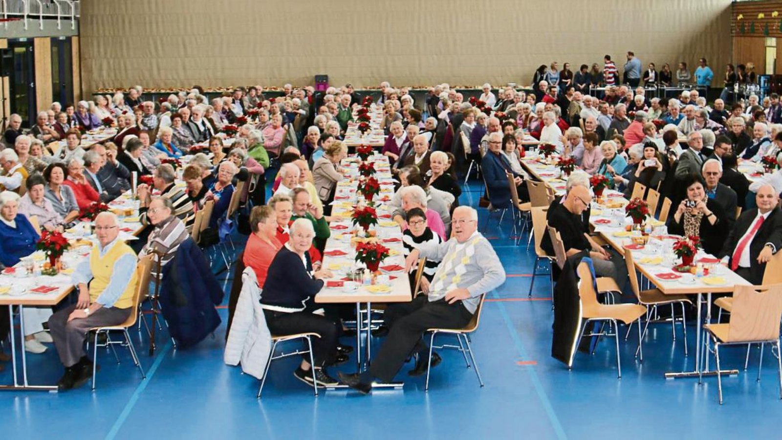 Knapp 300 Senioren sind der Einladung der Gemeinde zur besonderen Adventsfeier in die Sport- und Kulturhalle gefolgt. Fotos: Rücker Knapp 300 Senioren sind der Einladung der Gemeinde zur besonderen Adventsfeier in die Sport- und Kulturhalle gefolgt. Fotos: Rücker
