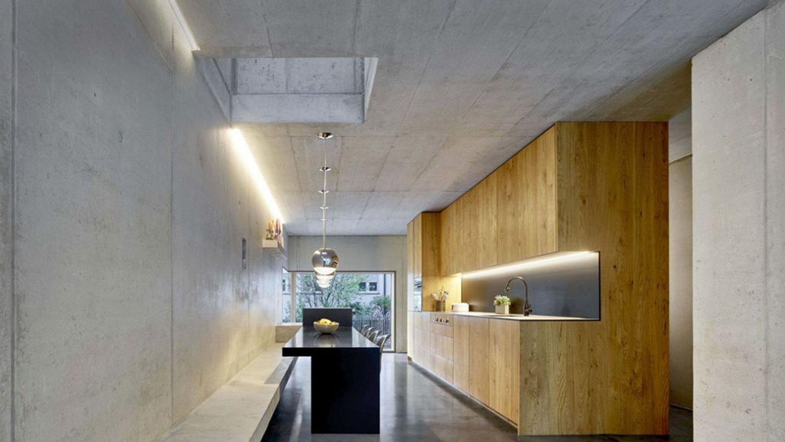 Hier in Blick in den puristischen Küchenbereich des Einfamilienhauses in Stuttgart.Foto: zoll-architekten.de/Zooey Braun