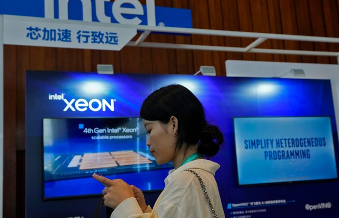 Ein Intel-Stand in Peking wirbt während einer Messe für Xeon-Chips.<span class='image-autor'>Foto: Andy Wong/AP/dpa</span>