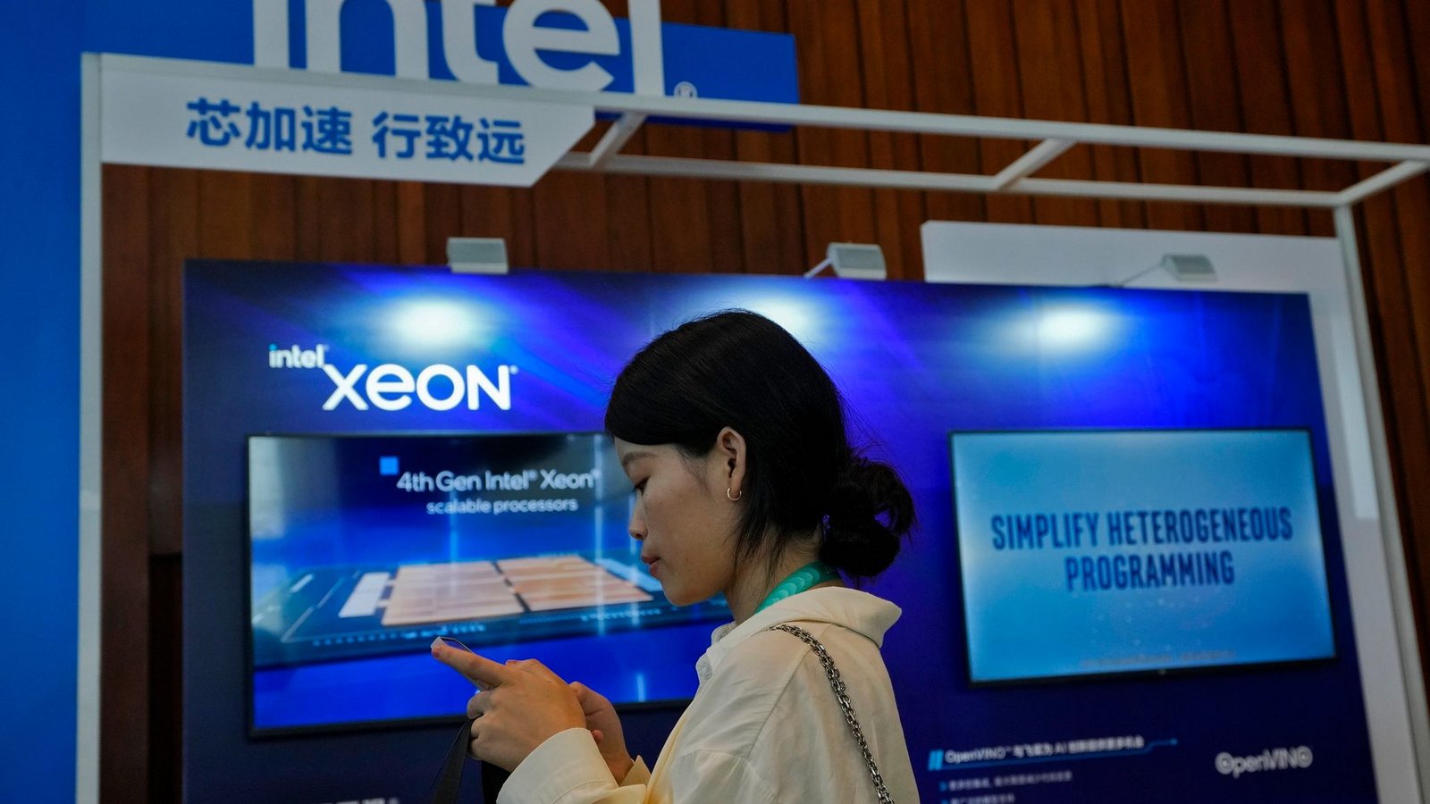 Ein Intel-Stand in Peking wirbt während einer Messe für Xeon-Chips.Foto: Andy Wong/AP/dpa