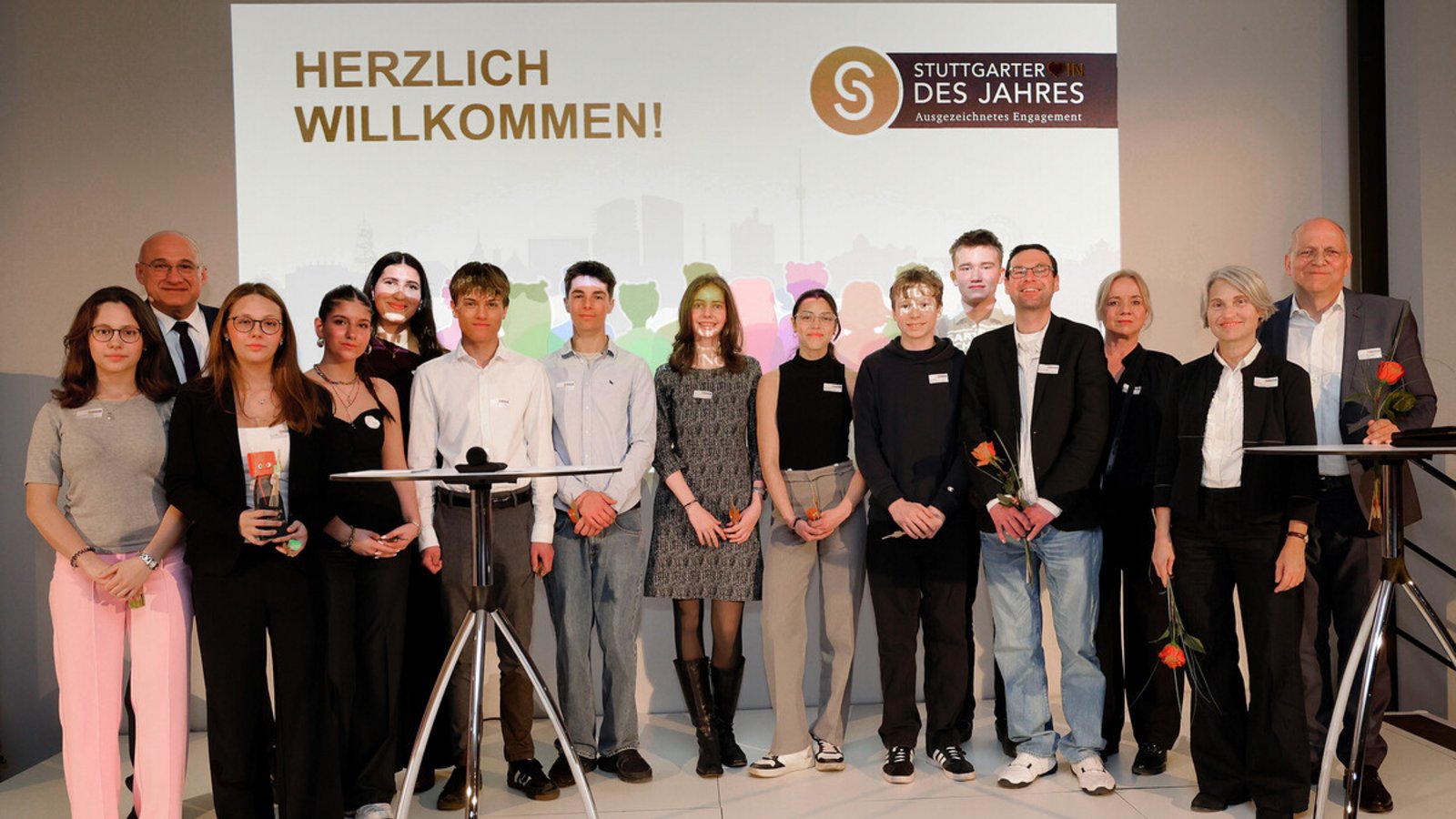 Schülerinnen und Schüler des Friedrich-Eugens-Gymnasiums in Stuttgart, die sich vorbildlich ehrenamtlich engagieren, wurden mit dem Ehrenamtspreis „Stuttgarter/Stuttgarterin des Jahres“ mit dem Schülerpreis ausgezeichnet.Foto: Lichtgut/Leif Piechowski Schülerinnen und Schüler des Friedrich-Eugens-Gymnasiums in Stuttgart, die sich vorbildlich ehrenamtlich engagieren, wurden mit dem Ehrenamtspreis „Stuttgarter/Stuttgarterin des Jahres“ mit dem Schülerpreis ausgezeichnet.Foto: Lichtgut/Leif Piechowski
