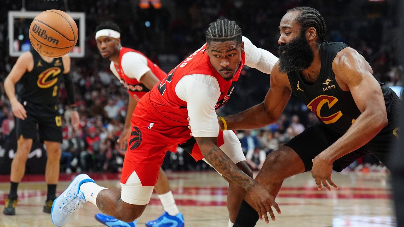 James Harden (r) gehörte zu Clevelands erfolgreichsten Punktesammlern.Foto: Frank Gunn/The Canadian Press/AP/dpa