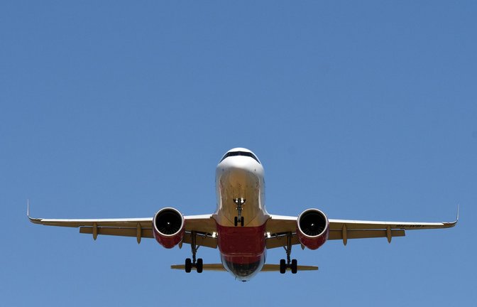 Der Laserpointer soll mehrmals gezielt auf das Flugzeug gerichtet worden sein. (Symbolbild)<span class='image-autor'>Foto: IMAGO/blickwinkel</span>