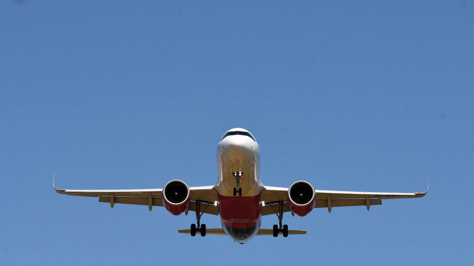 Der Laserpointer soll mehrmals gezielt auf das Flugzeug gerichtet worden sein. (Symbolbild)Foto: IMAGO/blickwinkel Der Laserpointer soll mehrmals gezielt auf das Flugzeug gerichtet worden sein. (Symbolbild)Foto: IMAGO/blickwinkel