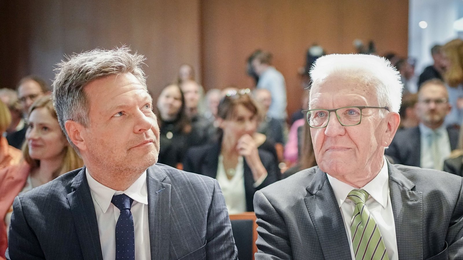 Bundeswirtschaftsminister Robert Habeck (links  muss den Klinikverbund  jetzt prüfen.Foto: dpa/Kay Nietfeld