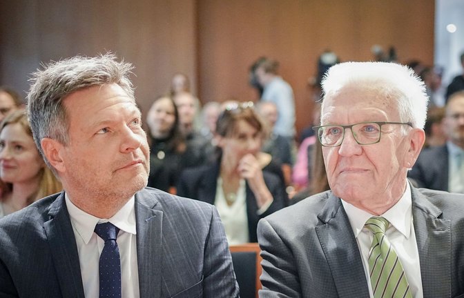 Bundeswirtschaftsminister Robert Habeck (links  muss den Klinikverbund  jetzt prüfen.<span class='image-autor'>Foto: dpa/Kay Nietfeld</span>