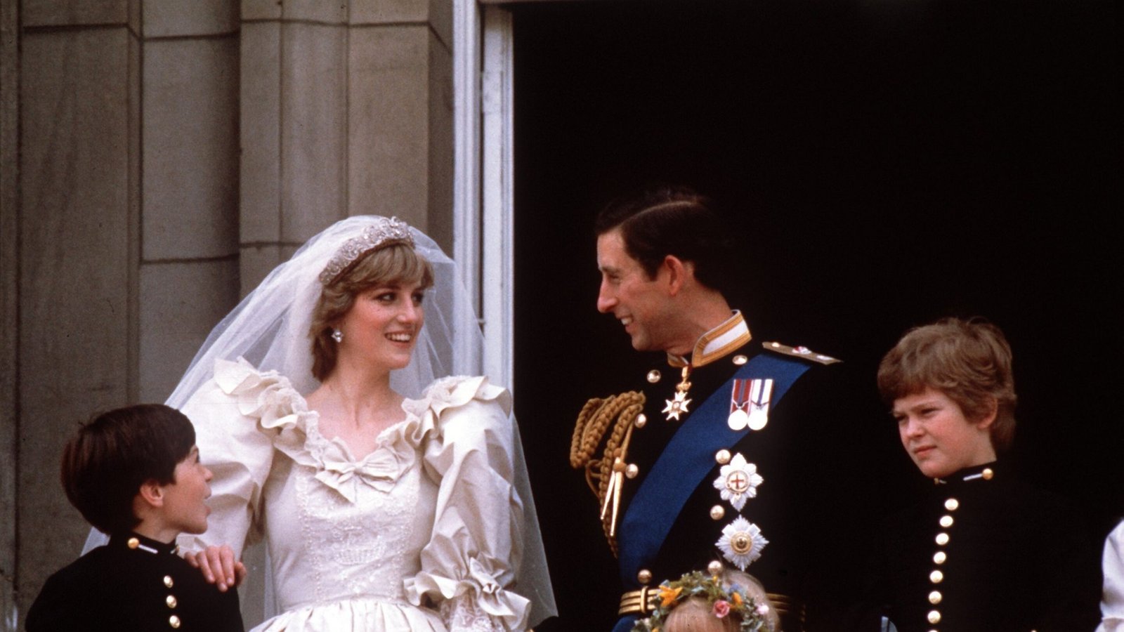 Diana und Charles als frischgebackenes Ehepaar auf dem Balkon im Buckingham-Palast in London.Foto: picture-alliance/ dpa | UPI