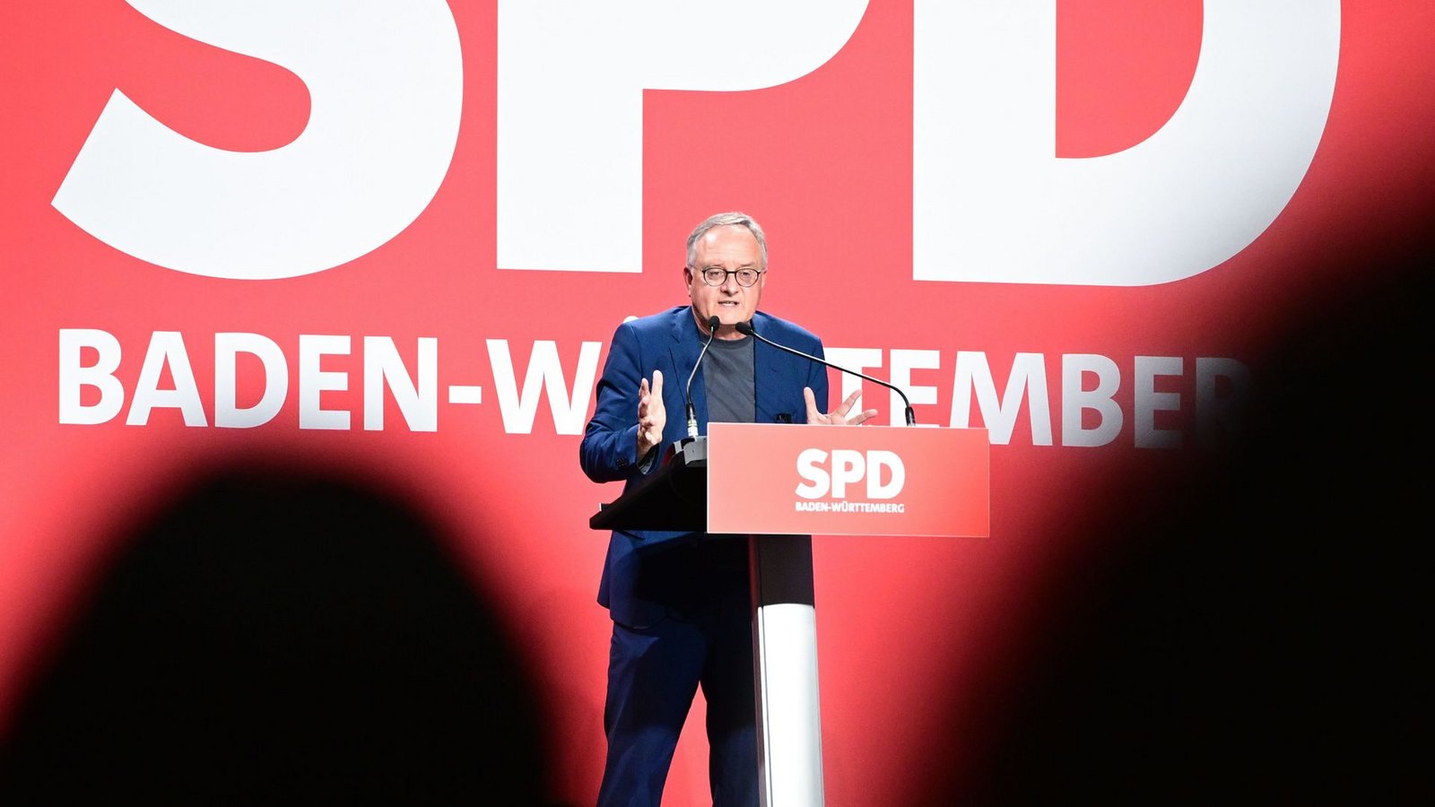 Andreas Stoch beim Landesparteitag der Sozialdemokraten in Ulm: Seine letzte Rede als Landeschef berührte die Genossinnen und Genossen. Foto: Bernd Weißbrod/dpaFoto: Bernd Weißbrod/dpa/Bernd Weißbrod