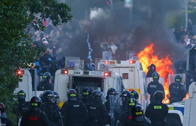 Die Polizei versucht, Demonstranten in der Nähe von Newtownabbey in Belfast, zu vertreiben.<span class='image-autor'>Foto: &nbsp;</span>
