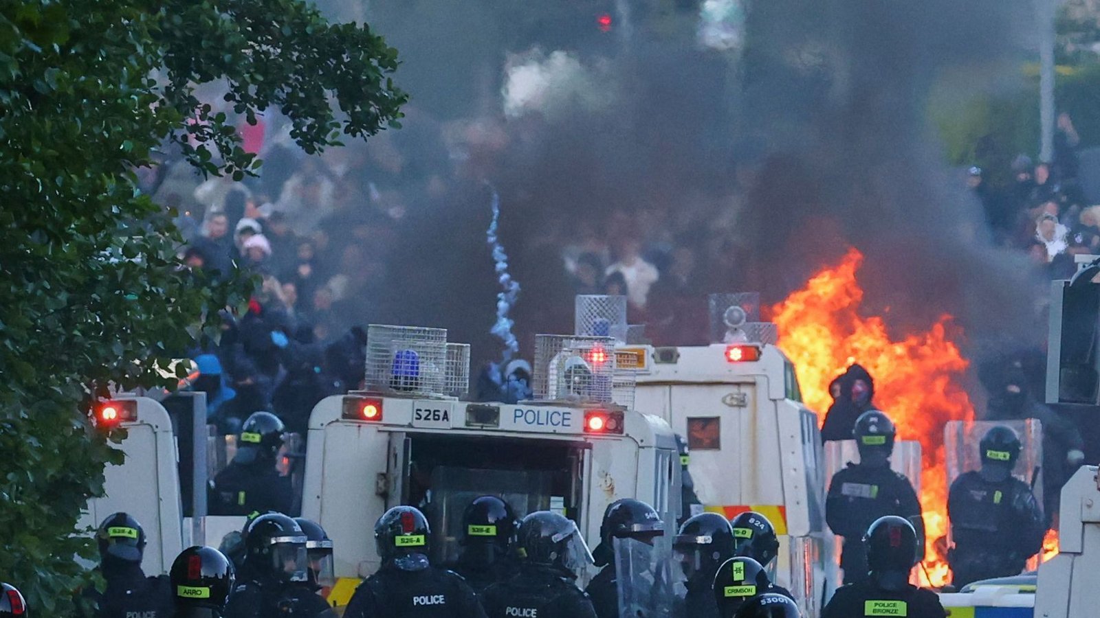 Die Polizei versucht, Demonstranten in der Nähe von Newtownabbey in Belfast, zu vertreiben.Foto: Die Polizei versucht, Demonstranten in der Nähe von Newtownabbey in Belfast, zu vertreiben.Foto: 