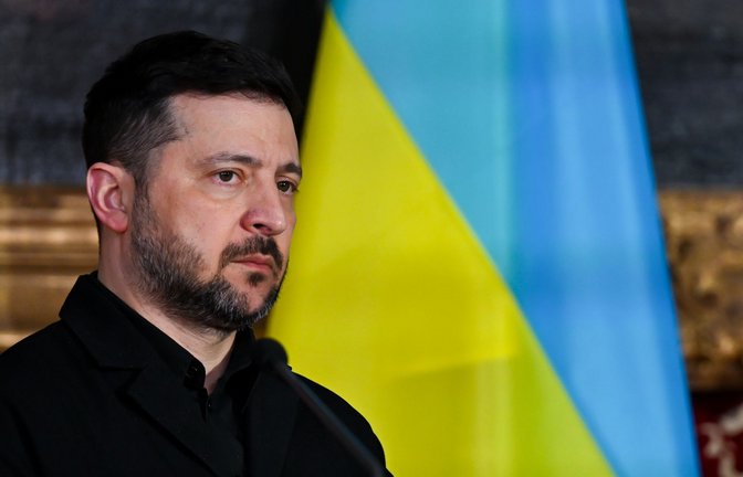 Präsident Wolodymyr Selenskyj steht vor einer ukrainischen Flagge.<span class='image-autor'>Foto: Sven Hoppe/dpa/Sven Hoppe</span>