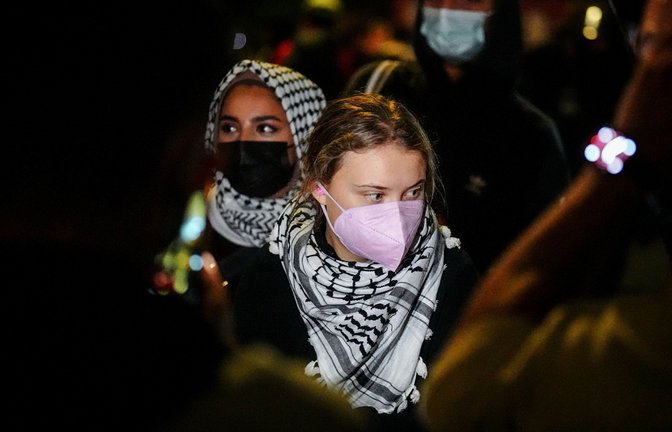 Schon am 7. Oktober, dem Jahrestag des Hamas-Überfalls auf Israel, nahm Greta Thunberg in Berlin an einer Pro-Palästina-Demonstration teil.<span class='image-autor'>Foto: dpa/Kay Nietfeld</span>