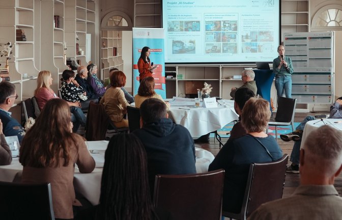 Der Bürgerrat „KI und Freiheit“ bespricht während einer Sitzung Ideen zur Beteiligung der Menschen an der KI-Forschung.<span class='image-autor'>Foto: Universität Tübingen</span>