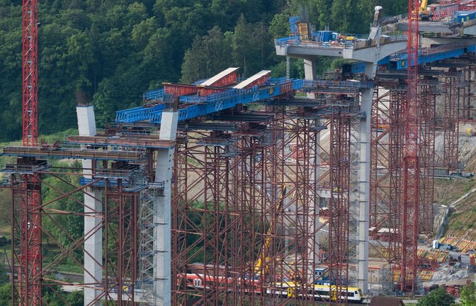 Gerüste sind an der Baustelle einer Hochbrücke zu sehen (Archivbild).<span class='image-autor'>Foto: Marijan Murat/dpa</span>